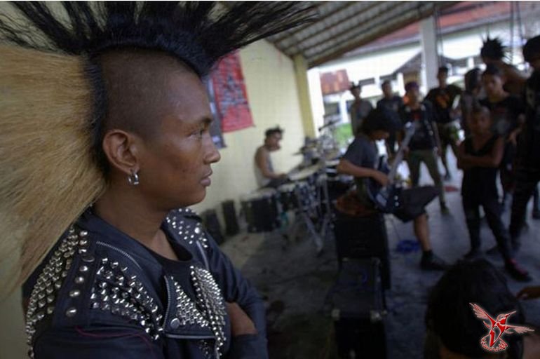 В Индонезии подстригли панков
