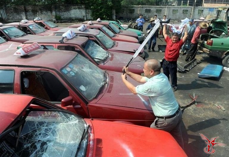Как китайские таксисты борятся с нелегалами