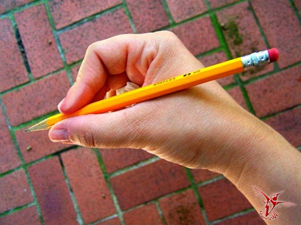 Как научиться правильно держать ручку или карандаш