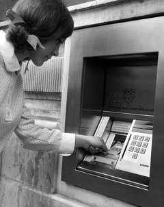 Первый банкомат в Лондоне, 1968 год.