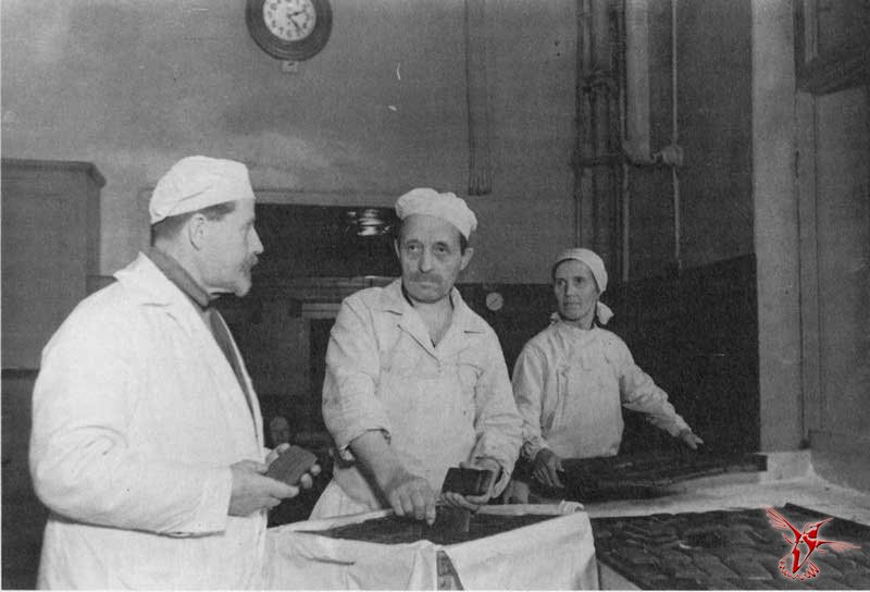 Тайна блокадных фотографий: ромовые бабы в голодающем Ленинграде