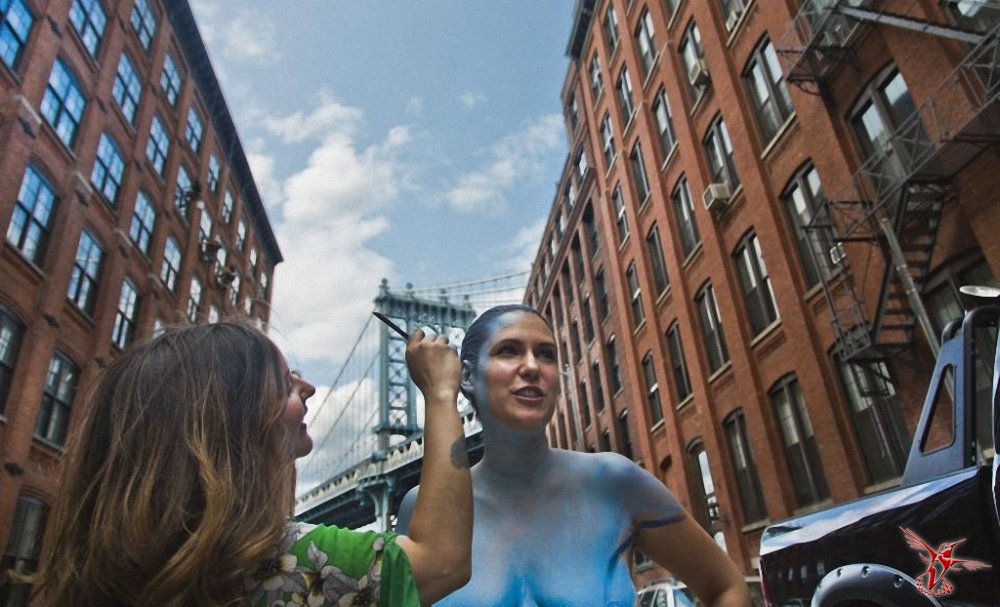 Искусство маскировки: обнаженные модели на фоне Нью-Йорка