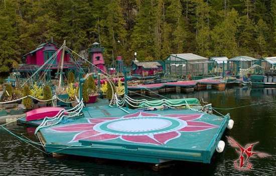 Супруги из Канады за 20 лет построили плавучий остров своей мечты