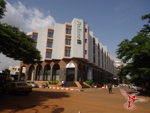 Два вооруженных экстремиста удерживают 170 человек в Бамако (столице Мали) в отеле Radisson