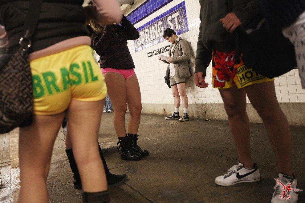 В метро без штанов.