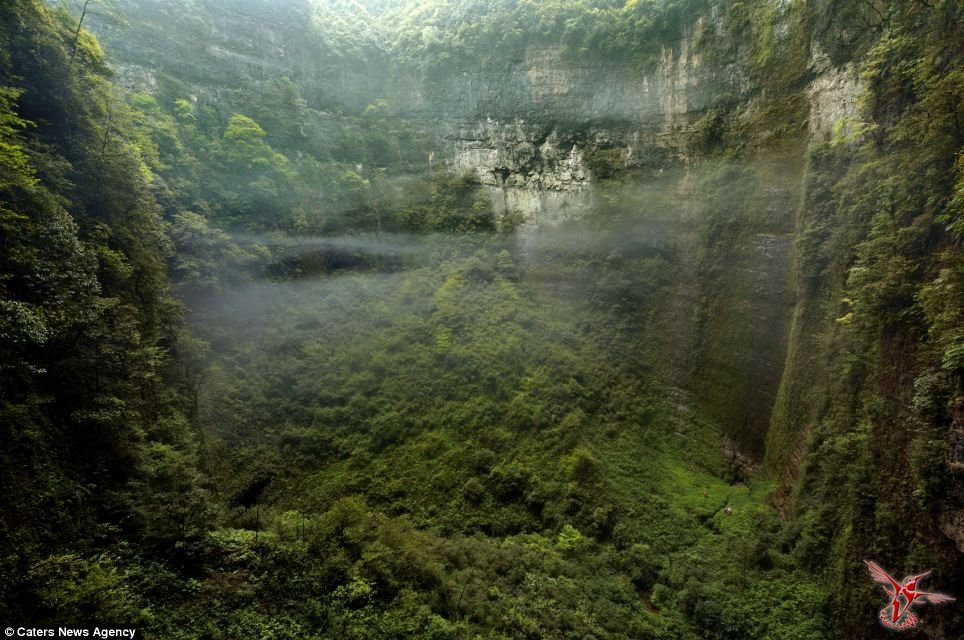 В Китае обнаружили настолько огромную пещеру, что она имеет свой климат и даже облака