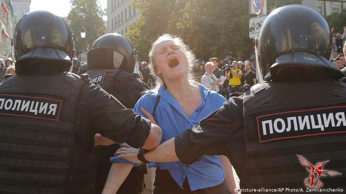Полиция бьет людей в центре Москвы. Видео с массовой акции за свободные выборы